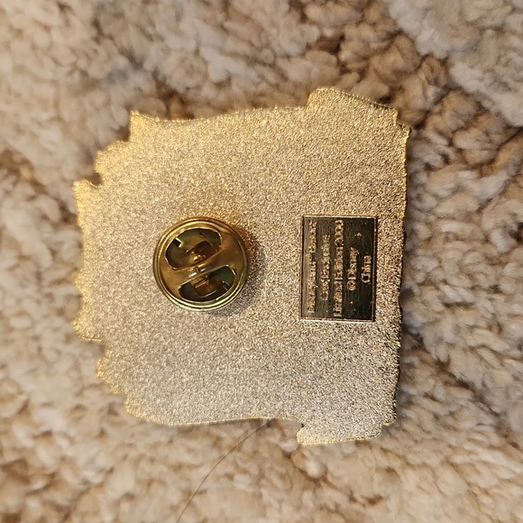 Disney Gold Collectible Pin - Picture 2 of 2